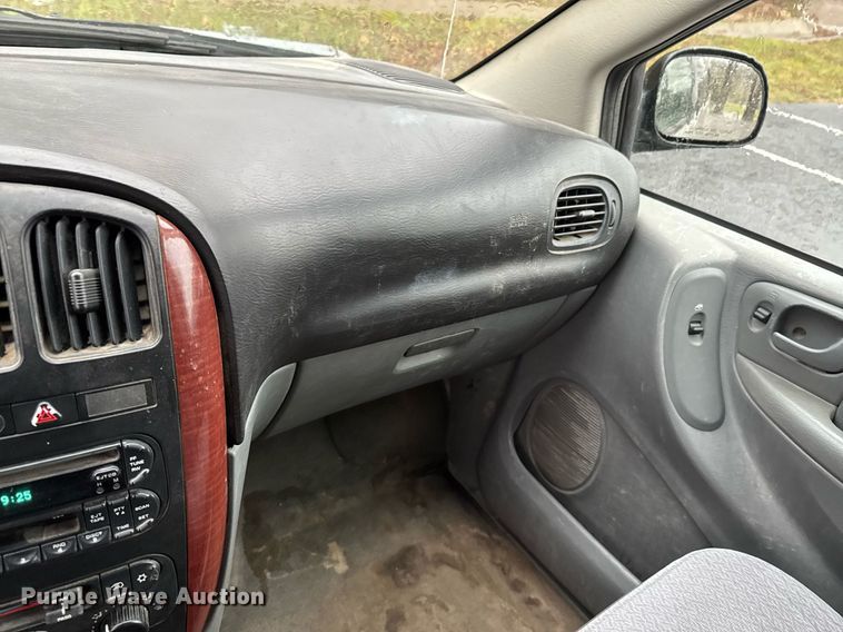 image for item DO0787 2005 Chrysler Town & Country LX van