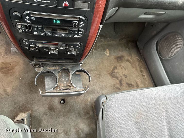 image for item DO0787 2005 Chrysler Town & Country LX van