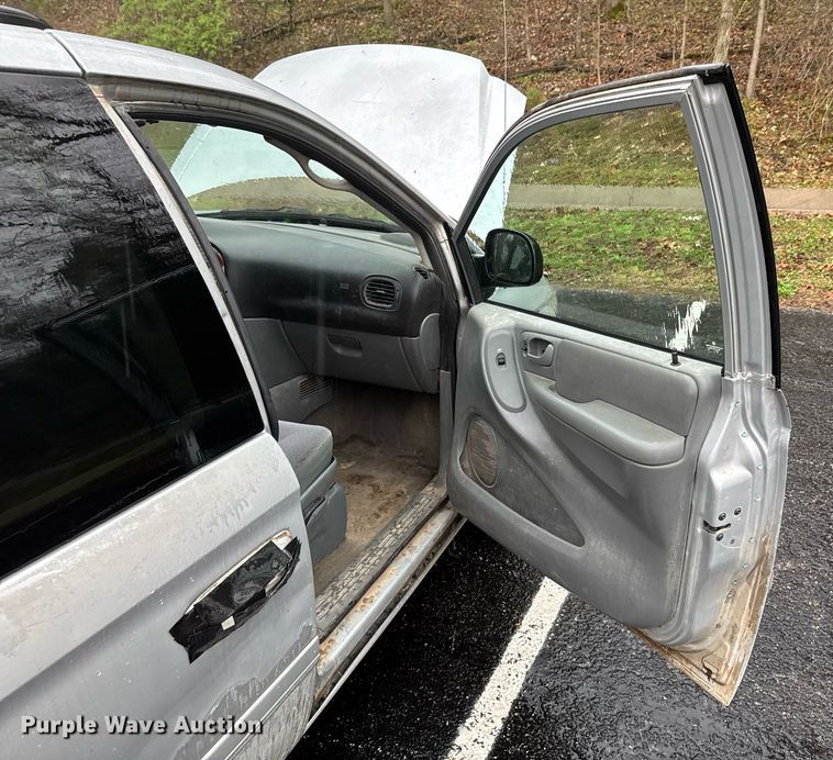 image for item DO0787 2005 Chrysler Town & Country LX van