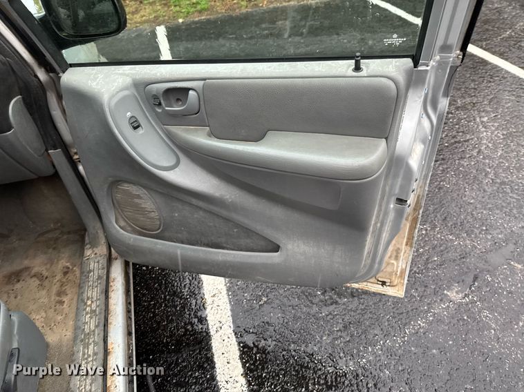 image for item DO0787 2005 Chrysler Town & Country LX van