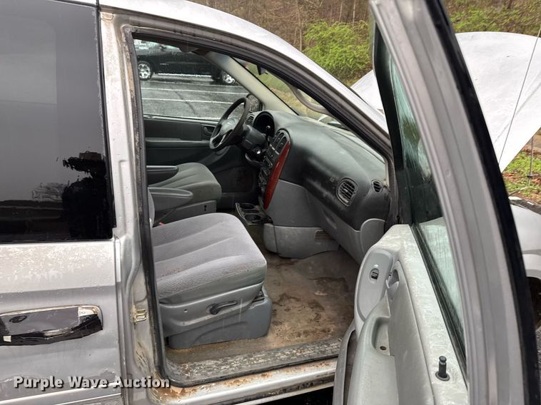 image for item DO0787 2005 Chrysler Town & Country LX van