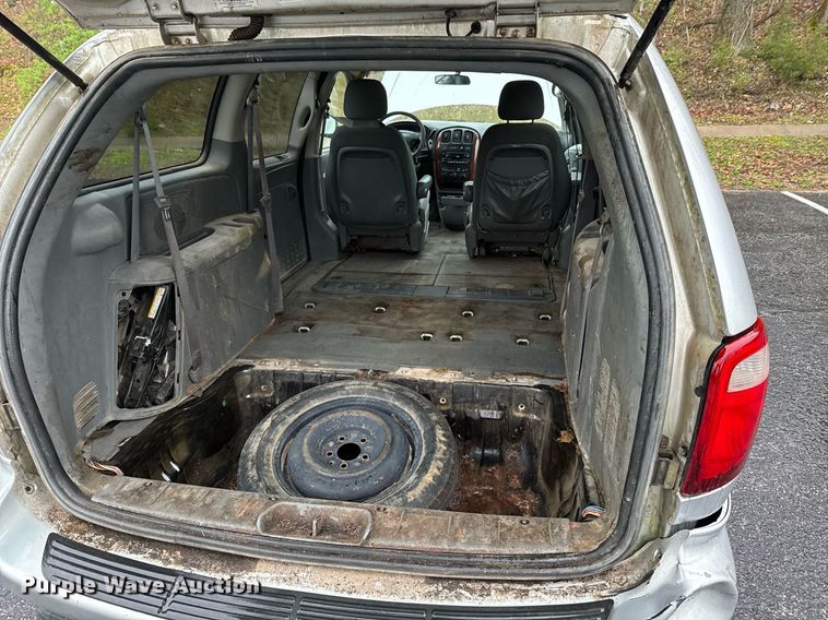 image for item DO0787 2005 Chrysler Town & Country LX van