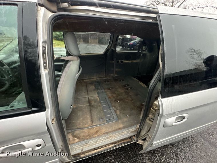 image for item DO0787 2005 Chrysler Town & Country LX van