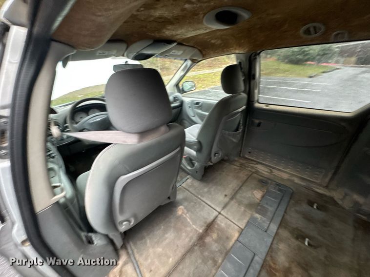 image for item DO0787 2005 Chrysler Town & Country LX van