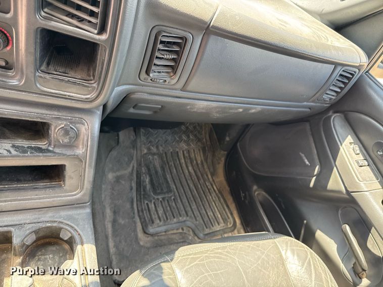 image for item DO0806 2006 GMC Sierra 1500 SLT Crew Cab pickup truck