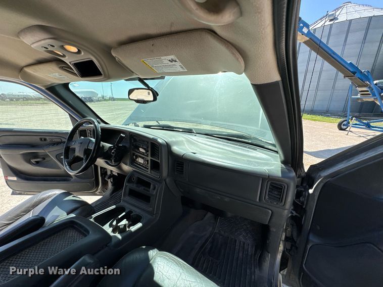 image for item DO0806 2006 GMC Sierra 1500 SLT Crew Cab pickup truck