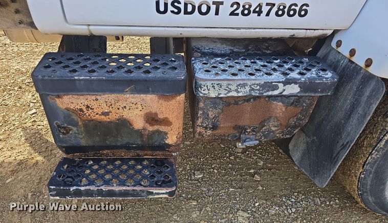 image for item DO7803 2005 GMC C7500 box truck