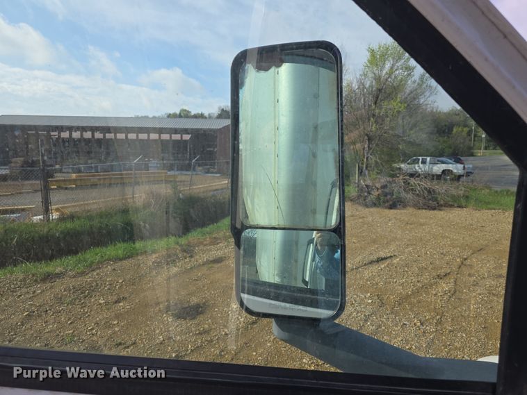 image for item DO7803 2005 GMC C7500 box truck