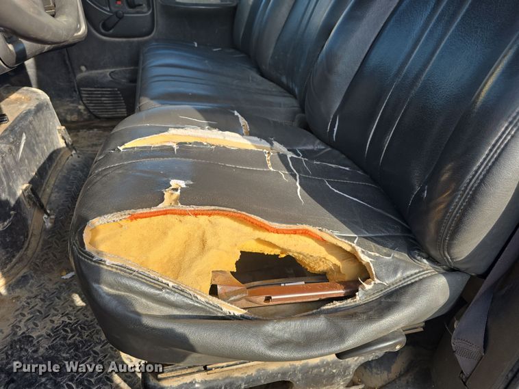 image for item DO7803 2005 GMC C7500 box truck