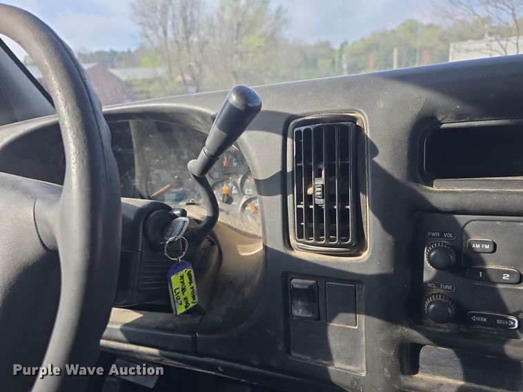 image for item DO7803 2005 GMC C7500 box truck