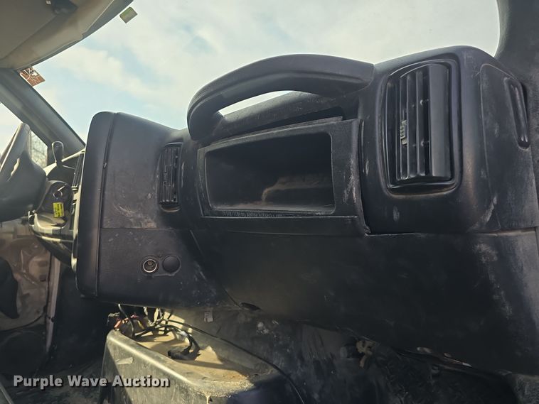 image for item DO7803 2005 GMC C7500 box truck