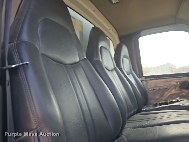 image for item DO7803 2005 GMC C7500 box truck