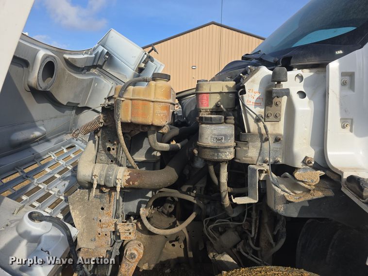 image for item DO7803 2005 GMC C7500 box truck