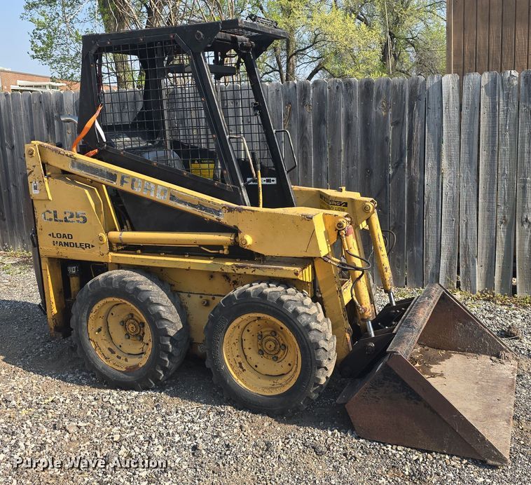 image for item DO7873 1983 Ford CL25 skid steer loader