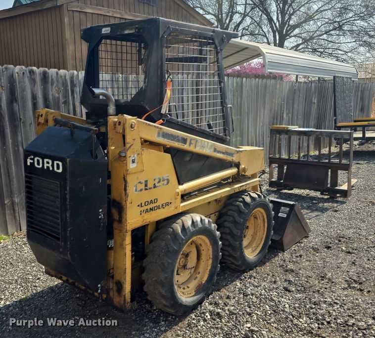 image for item DO7873 1983 Ford CL25 skid steer loader