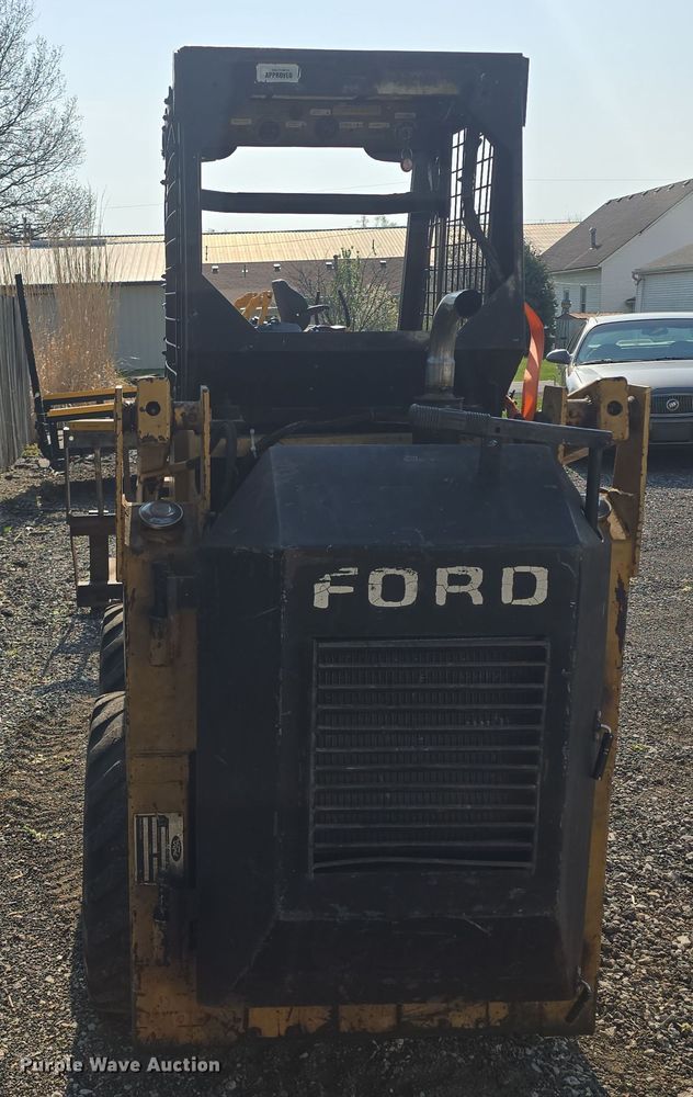 image for item DO7873 1983 Ford CL25 skid steer loader