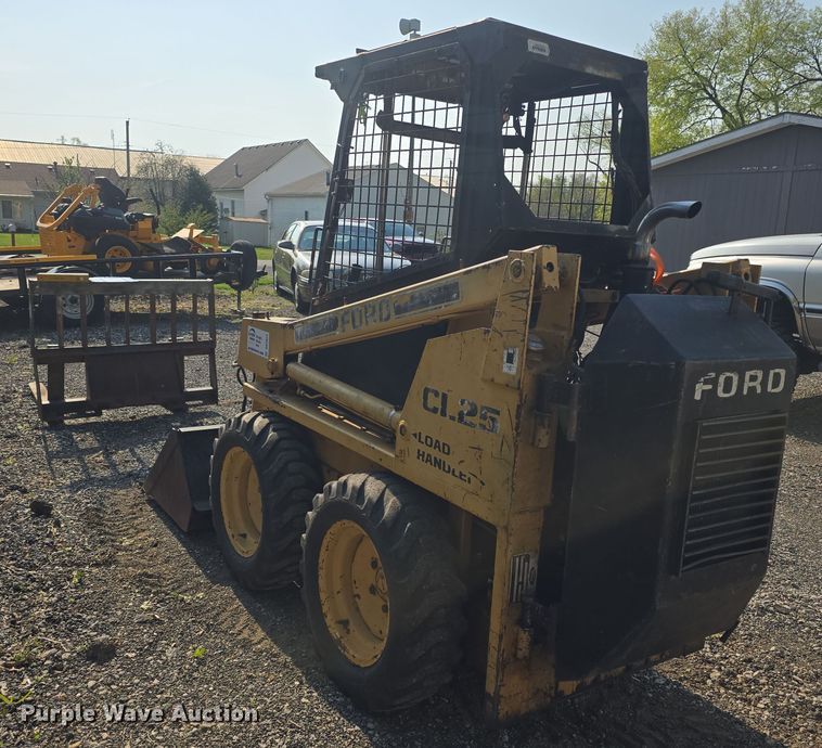 image for item DO7873 1983 Ford CL25 skid steer loader