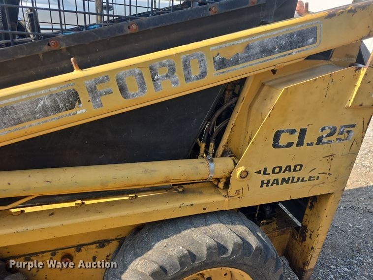 image for item DO7873 1983 Ford CL25 skid steer loader