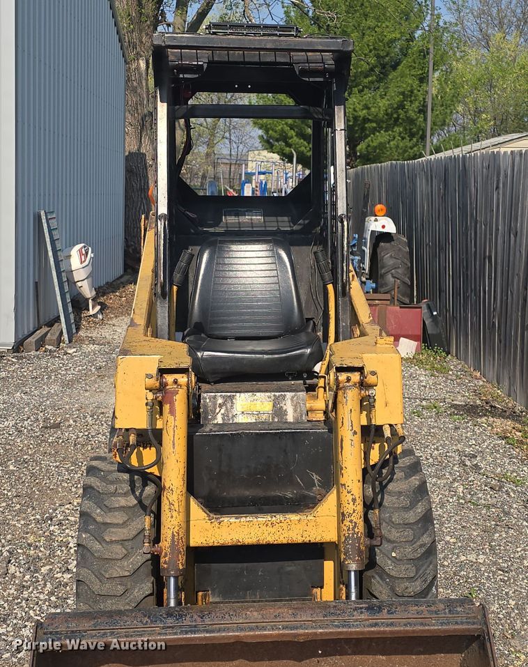 image for item DO7873 1983 Ford CL25 skid steer loader
