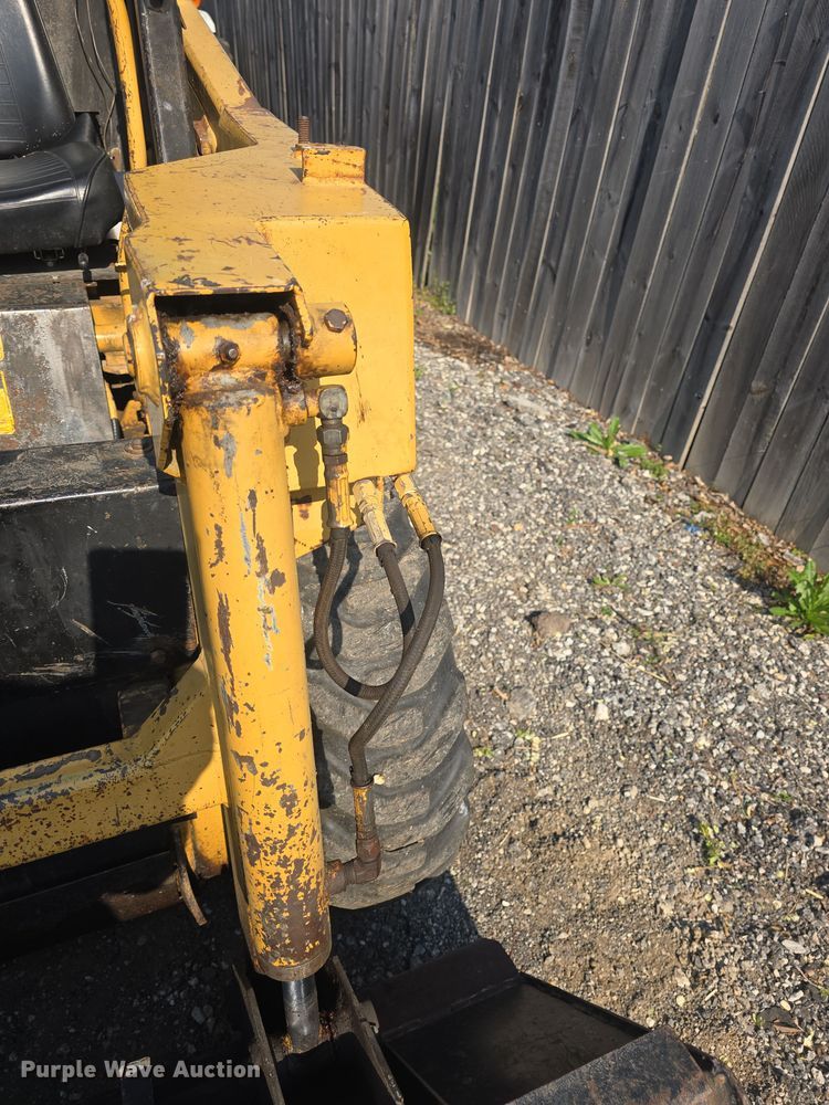 image for item DO7873 1983 Ford CL25 skid steer loader