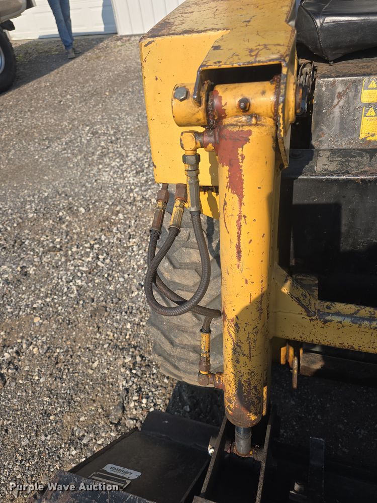 image for item DO7873 1983 Ford CL25 skid steer loader