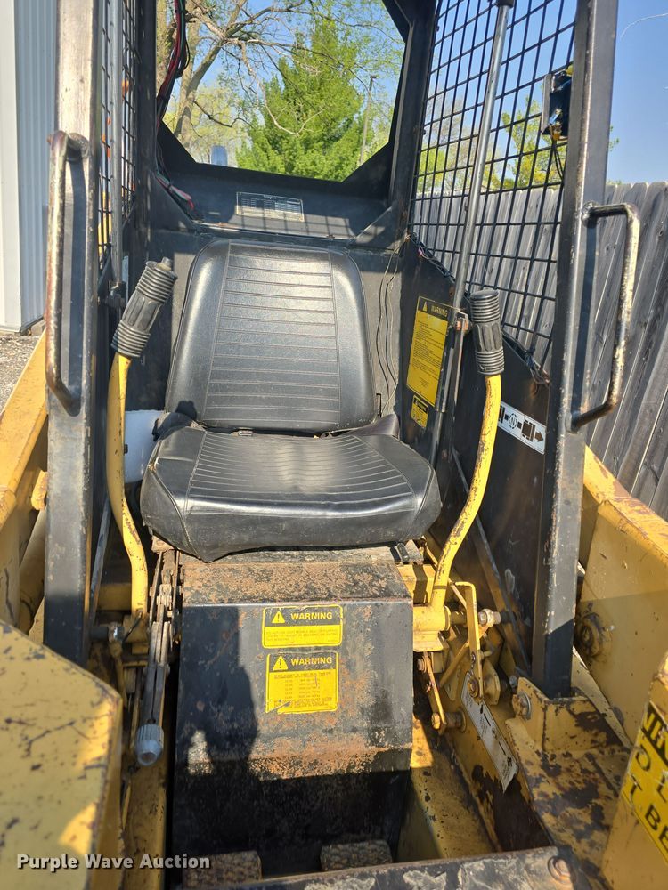 image for item DO7873 1983 Ford CL25 skid steer loader