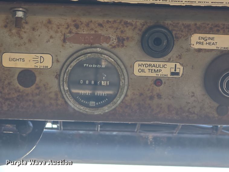 image for item DO7873 1983 Ford CL25 skid steer loader