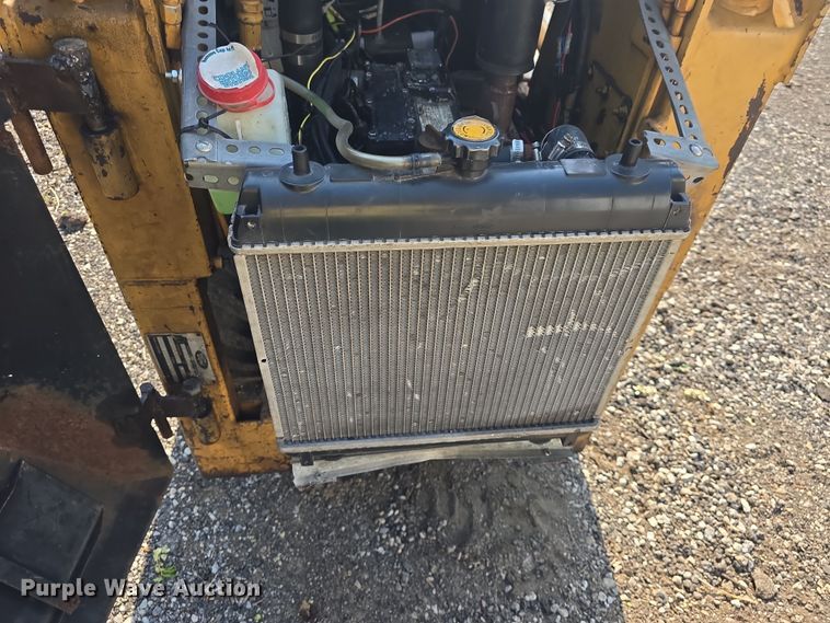 image for item DO7873 1983 Ford CL25 skid steer loader