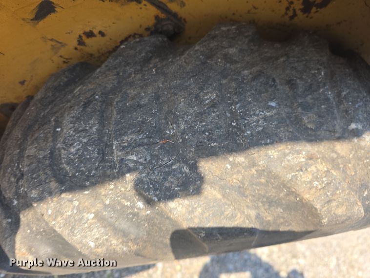 image for item DO7873 1983 Ford CL25 skid steer loader