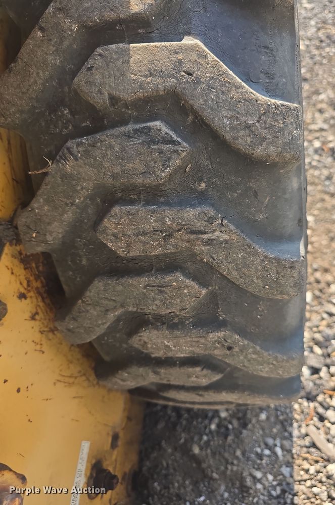 image for item DO7873 1983 Ford CL25 skid steer loader