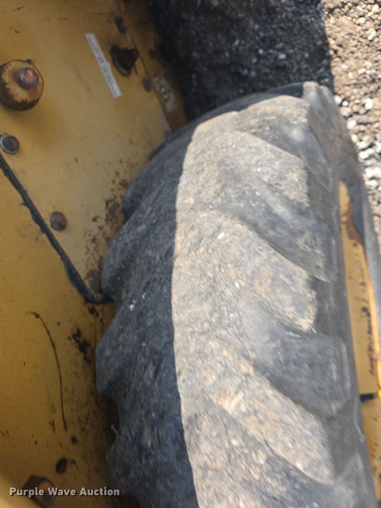 image for item DO7873 1983 Ford CL25 skid steer loader