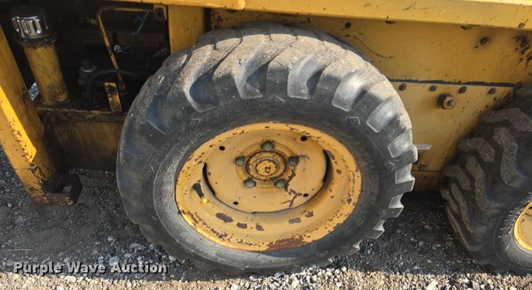 image for item DO7873 1983 Ford CL25 skid steer loader