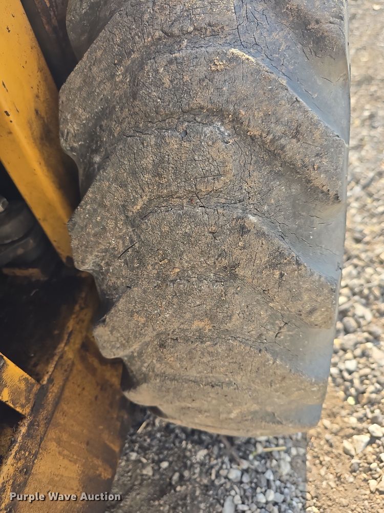 image for item DO7873 1983 Ford CL25 skid steer loader