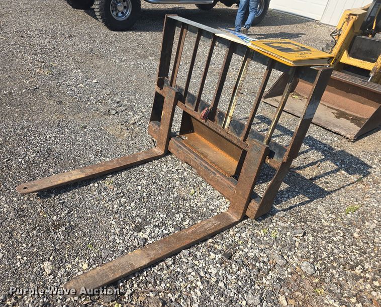 image for item DO7873 1983 Ford CL25 skid steer loader