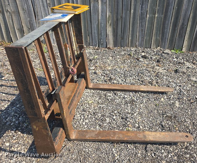 image for item DO7873 1983 Ford CL25 skid steer loader