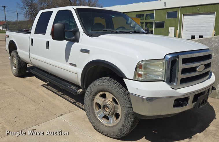 image for item DO7877 2006 Ford F350 Super Duty Crew Cab pickup truck