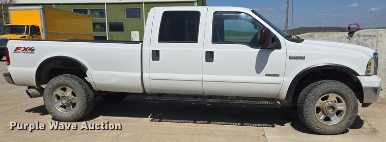image for item DO7877 2006 Ford F350 Super Duty Crew Cab pickup truck