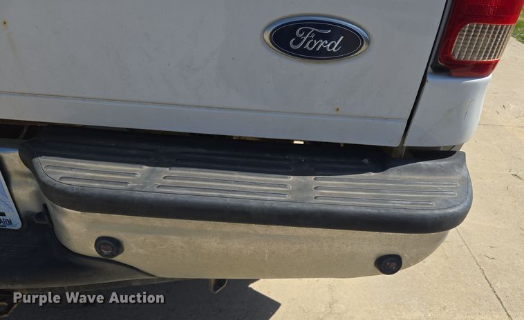 image for item DO7877 2006 Ford F350 Super Duty Crew Cab pickup truck