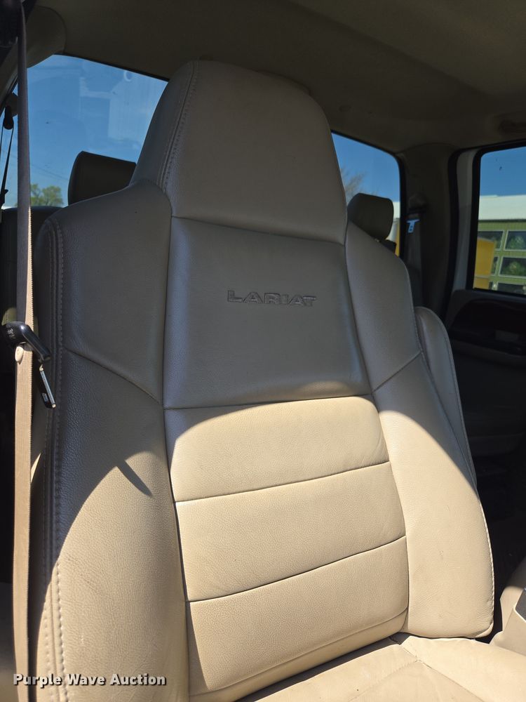 image for item DO7877 2006 Ford F350 Super Duty Crew Cab pickup truck