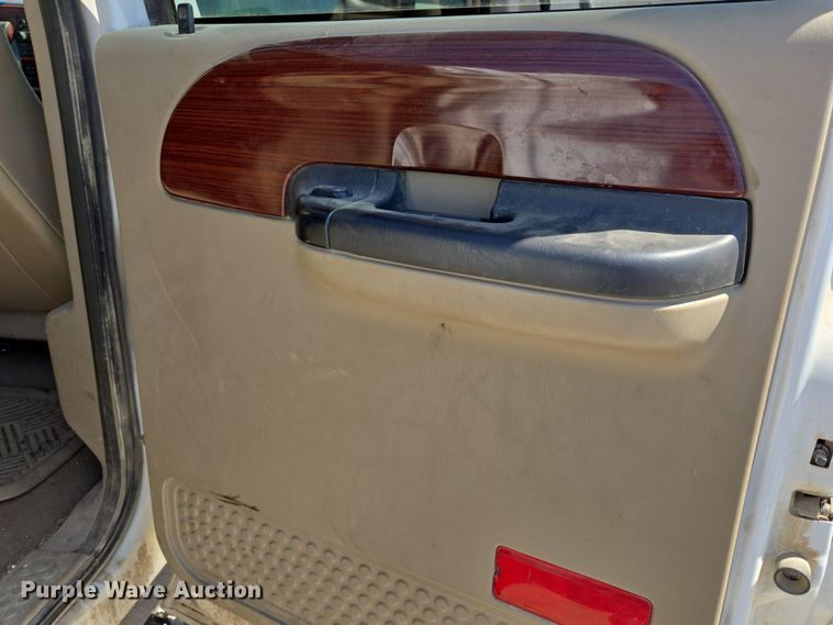 image for item DO7877 2006 Ford F350 Super Duty Crew Cab pickup truck