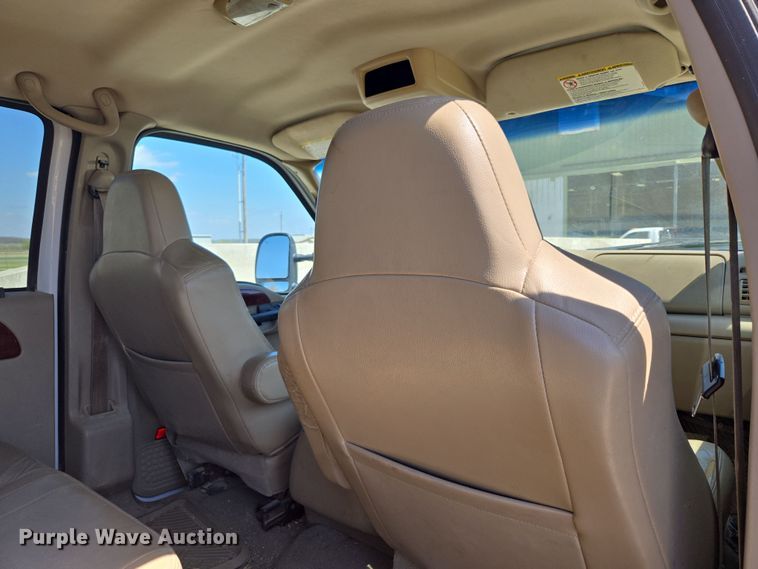 image for item DO7877 2006 Ford F350 Super Duty Crew Cab pickup truck