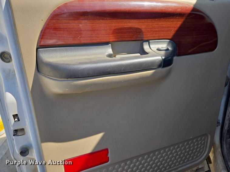 image for item DO7877 2006 Ford F350 Super Duty Crew Cab pickup truck