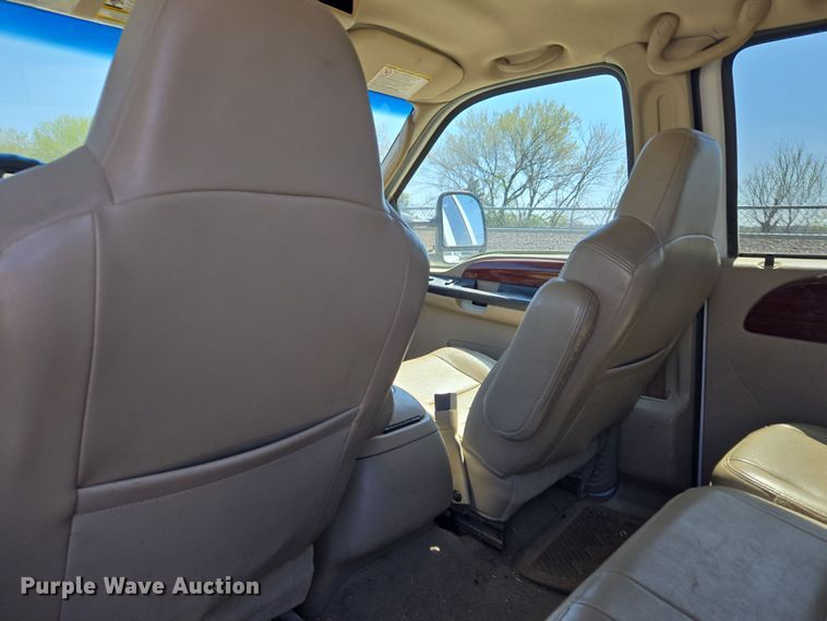 image for item DO7877 2006 Ford F350 Super Duty Crew Cab pickup truck