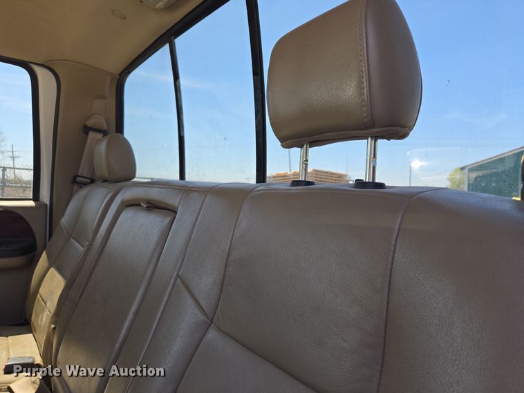 image for item DO7877 2006 Ford F350 Super Duty Crew Cab pickup truck