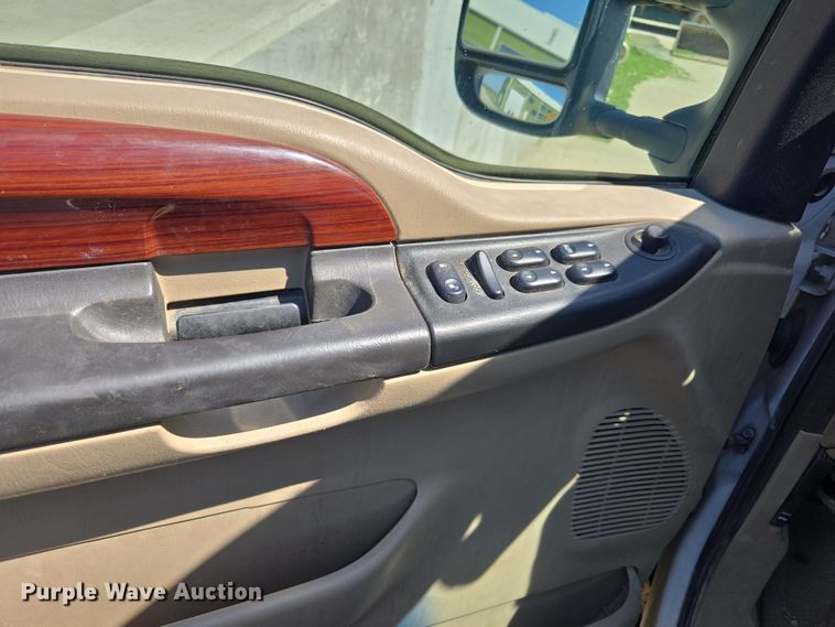 image for item DO7877 2006 Ford F350 Super Duty Crew Cab pickup truck