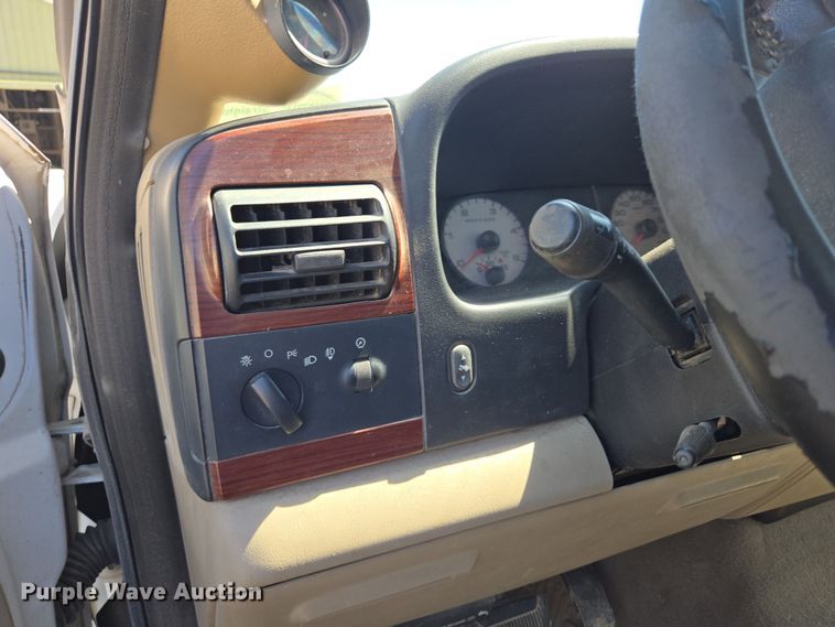 image for item DO7877 2006 Ford F350 Super Duty Crew Cab pickup truck