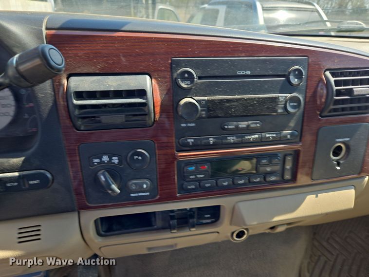 image for item DO7877 2006 Ford F350 Super Duty Crew Cab pickup truck