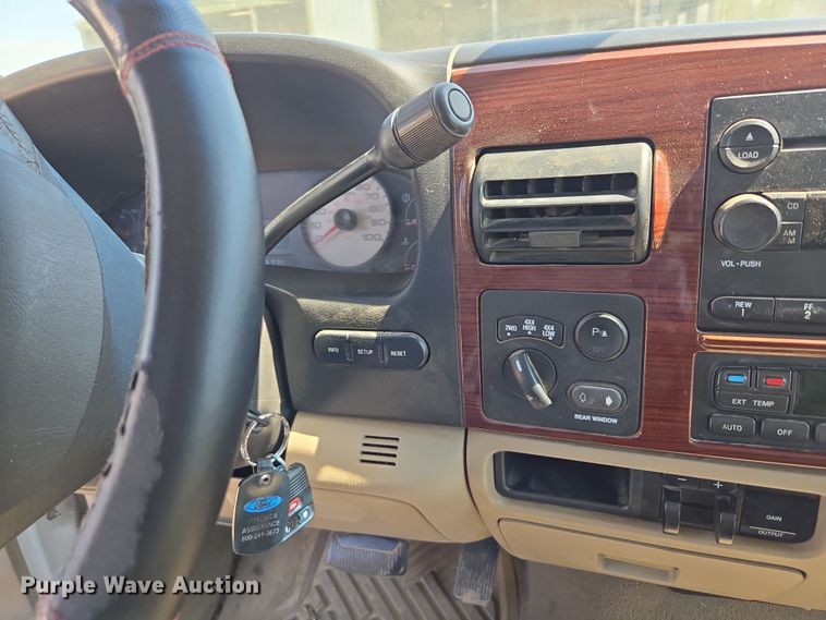 image for item DO7877 2006 Ford F350 Super Duty Crew Cab pickup truck
