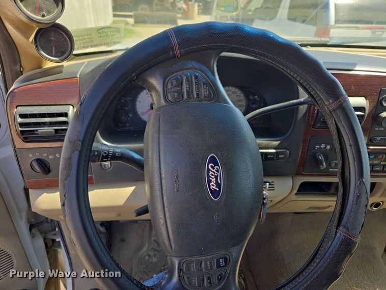 image for item DO7877 2006 Ford F350 Super Duty Crew Cab pickup truck