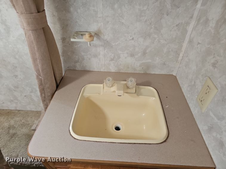 image for item DO7895 2001 Keystone Cougar camper